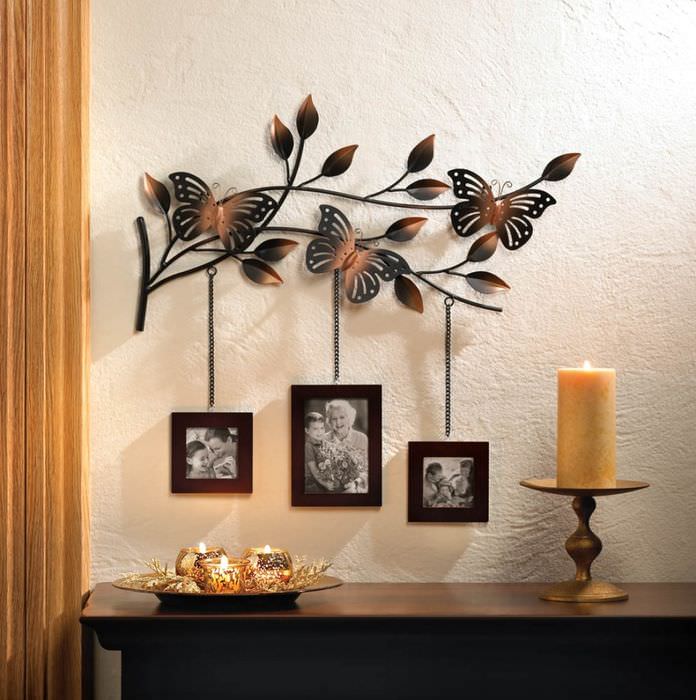 Tre fotografier på en dekorativ hängkvist