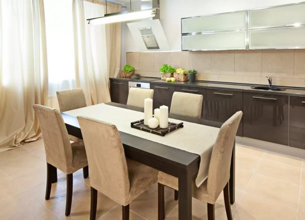 Matbordet ska vara idealiskt placerat för att sitta bekvämt på alla sidor.