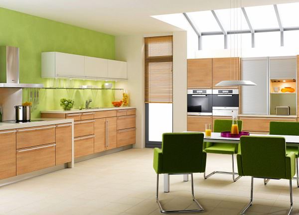 Svěží mátově zelená barva v kuchyni s kombinací cihlové zdi by byla vynikající volbou pro kuchyni feng shui.