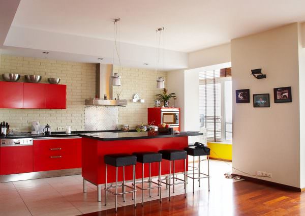 Κουζίνα Feng Shui, οι κανόνες της οποίας υπαγορεύουν ότι το εσωτερικό με κόκκινο χρώμα πρέπει να μεταφέρει σωστά την τολμηρή και φωτεινή ενέργεια αυτής της σκιάς.