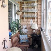 Bancă din lemn pentru relaxare pe balcon