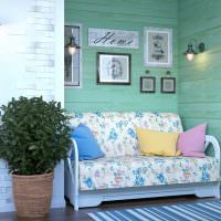 Canapea mică cu tapițerie colorată