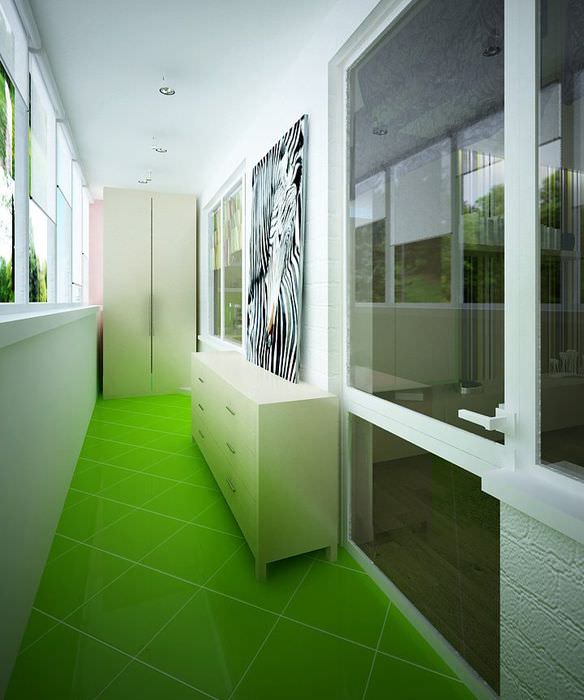 Zelená keramická podlaha vo vnútri balkóna