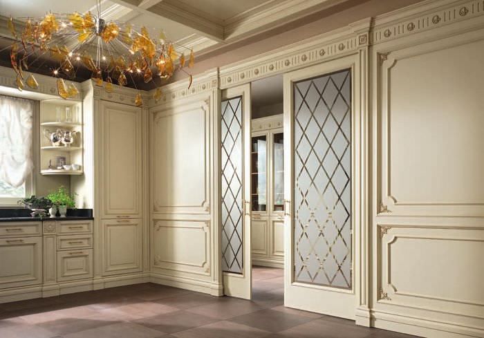 Posuvné dveře v místnosti v klasickém stylu