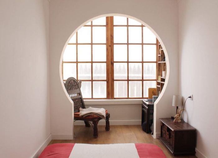 Okno v spálni s dreveným rámom
