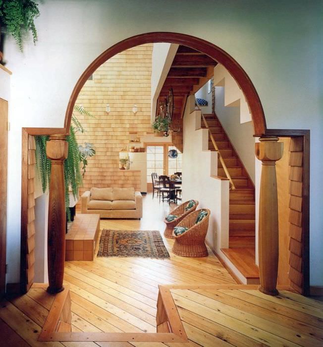 Søyler laget av naturlig tre i gangen i et privat hus