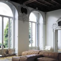 Interiér obývacího pokoje s klenutými okny