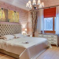 غرفة نوم مشرقة في منزل مصنوع من الخشب
