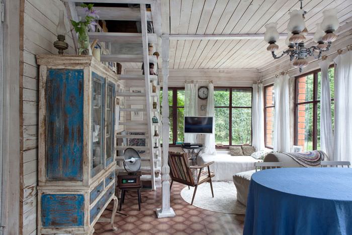 Interiör i vardagsrummet i ett lanthus i stil med Provence