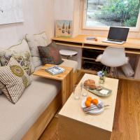 Ett skrivbord istället för en fönsterbräda i ett lantligt rum
