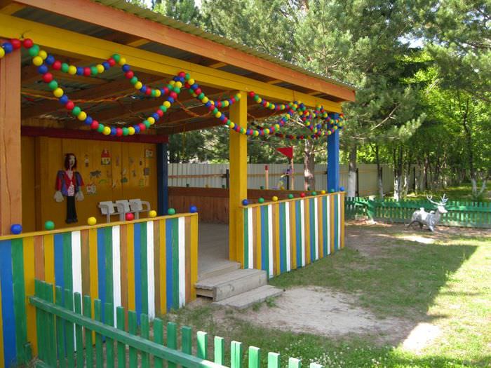 Træpavillon på børnehaveområdet