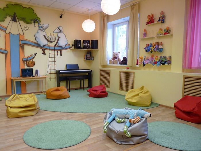 Rammeløse møbler i legestuen i børnehaven