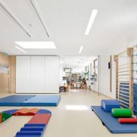 Hvidt loft i gymnastiksalen til små børn
