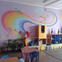 Malet regnbue på førskolens væg