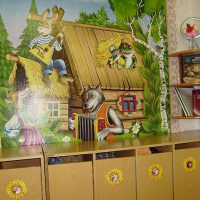 Tapet i omklædningsrummet i en børnehave