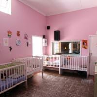 Lyserøde vægge i rummet til små børn