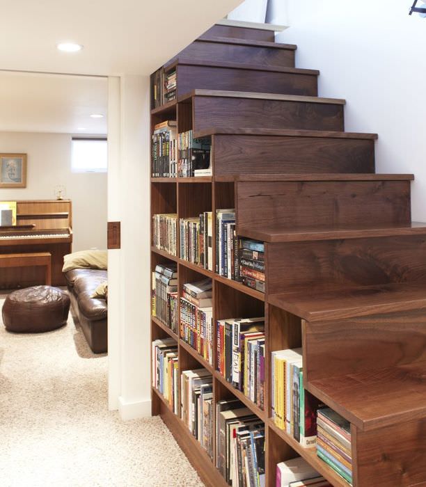 Рафтове с книги под стълбите към втория етаж на частна къща