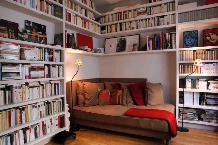 Уютно място за четене на книги в домашната библиотека