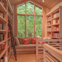 Организиране на библиотека на тавана на частна къща