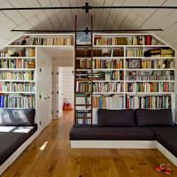 Сиви дивани в читалнята на частна къща