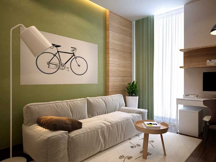 ציור עם אופניים על הקיר הירוק של הסלון