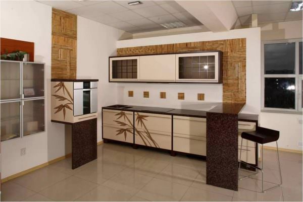 Стените в кухни в японски стил са облицовани с дървена ламперия или измазани и залепени с хартиени тапети в неутрални цветове и шарки.