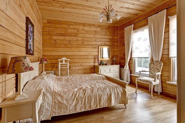 سرير أبيض في غرفة نوم المنزل مصنوع من خشب القشرة الرقائقي