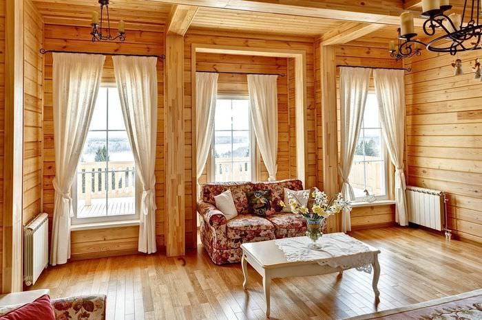 Tri okná v obývacej izbe drevenice