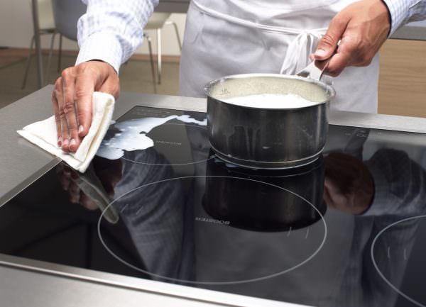 Es gibt eine effektive Möglichkeit, verbrannte Milchprodukte schnell von einem Glaskeramik-Kochfeld zu reinigen.
