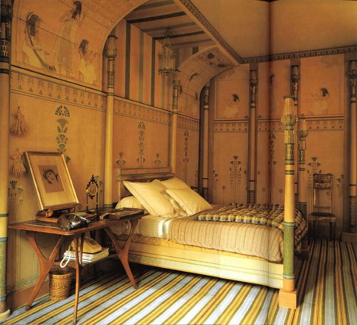 Stribet tæppe i egyptisk stil på soveværelsesgulv