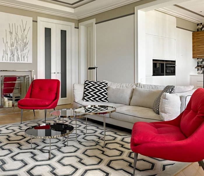 To røde lænestole på et tæppe med et geometrisk mønster