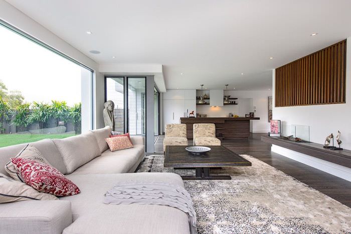 Rummelig stue i minimalistisk stil