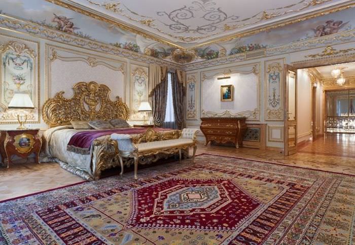 Soveværelse interiør med baroktæppe