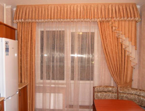 For store vinduer er et kombinert utsyn egnet, der mykt gardin utfyller den harde basen.