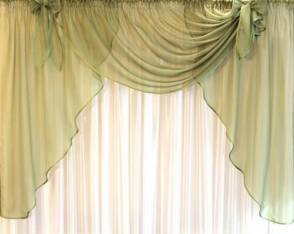 За слънчеви помещения, където завесите се комбинират с щори, е необходимо да се закупят правоъгълни твърди или меки конструкции от плътна тъкан.