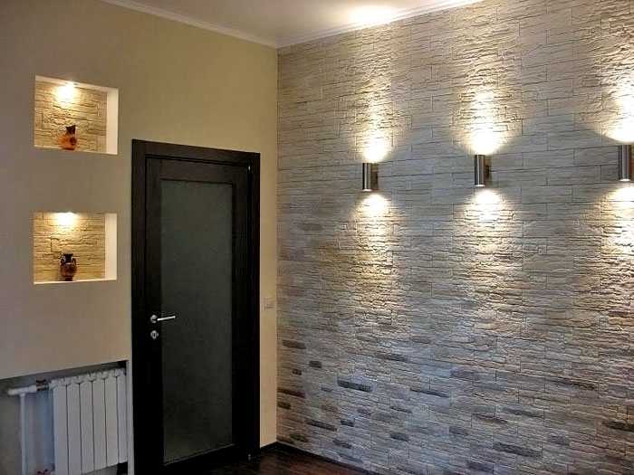Стена на коридора с облицовка от естествен камък