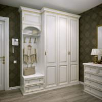 Klasická šatní skříň v moderní chodbě