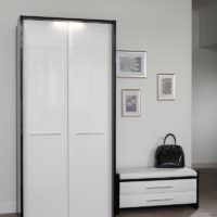 Garderob med blanka dörrar i hallen