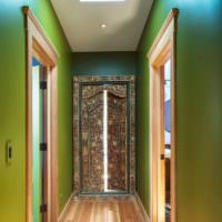 Grön färg och uråldriga motiv i det inre av korridoren