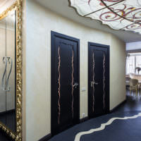 Designer badrumsdörrar i korridoren