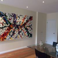 Abstrakt maleri i det indre av huset