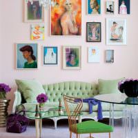 Malerier med kvinner på en rosa vegg