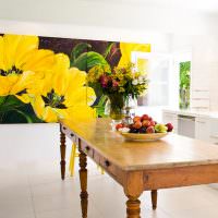 פרחים צהובים גדולים על קיר הסלון