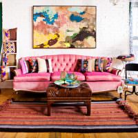 Rosa sofa i moderne stue