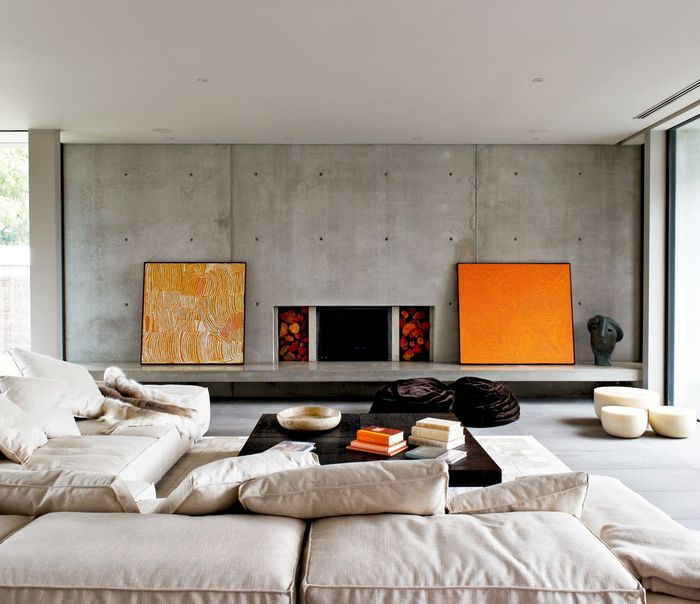 Lyse malerier i stua i minimalistisk stil