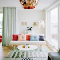 Svetlé dekoračné vankúše na pohovke v obývacej izbe