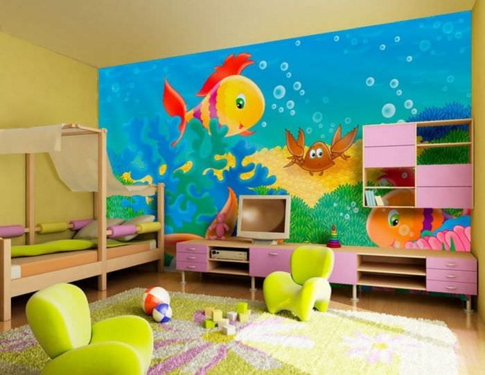 Lyse og stilige tapeter med et stort mønster for et barnerom for en gutt