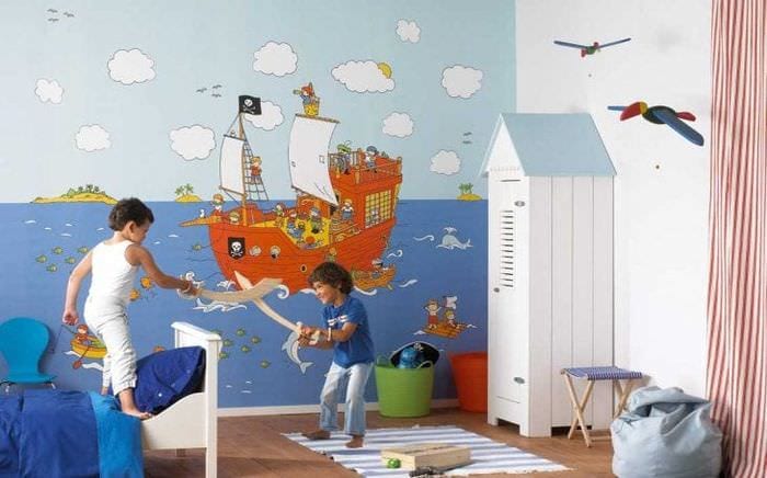 Bakgrunnsidé for å dekorere et barnerom for en gutt i piratstil
