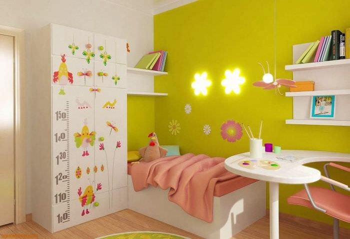 Moderne design av et barnerom for et smårolling med lyst tapet