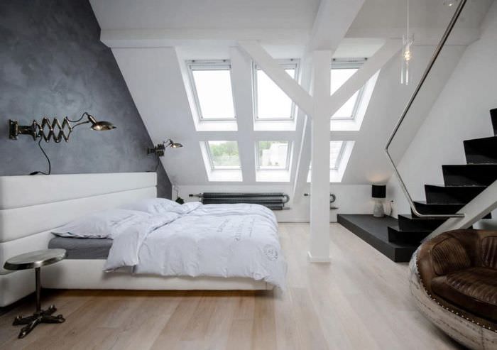 Няколко малки прозорци в спалня в стил таванско помещение